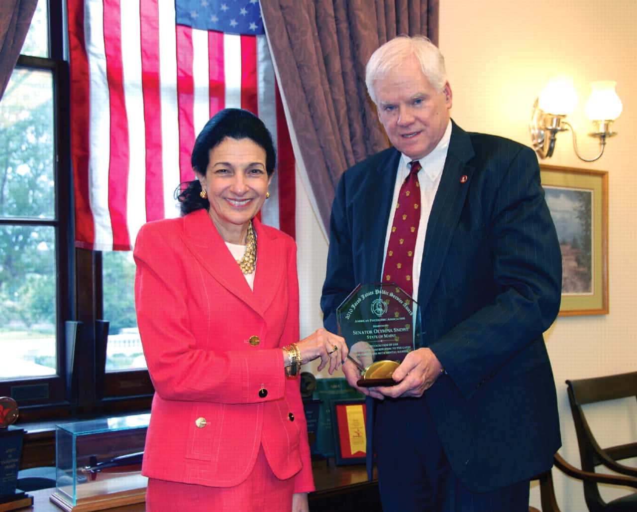 Olympia Snowe Receiving Prestigious Glass Award Wallpaper