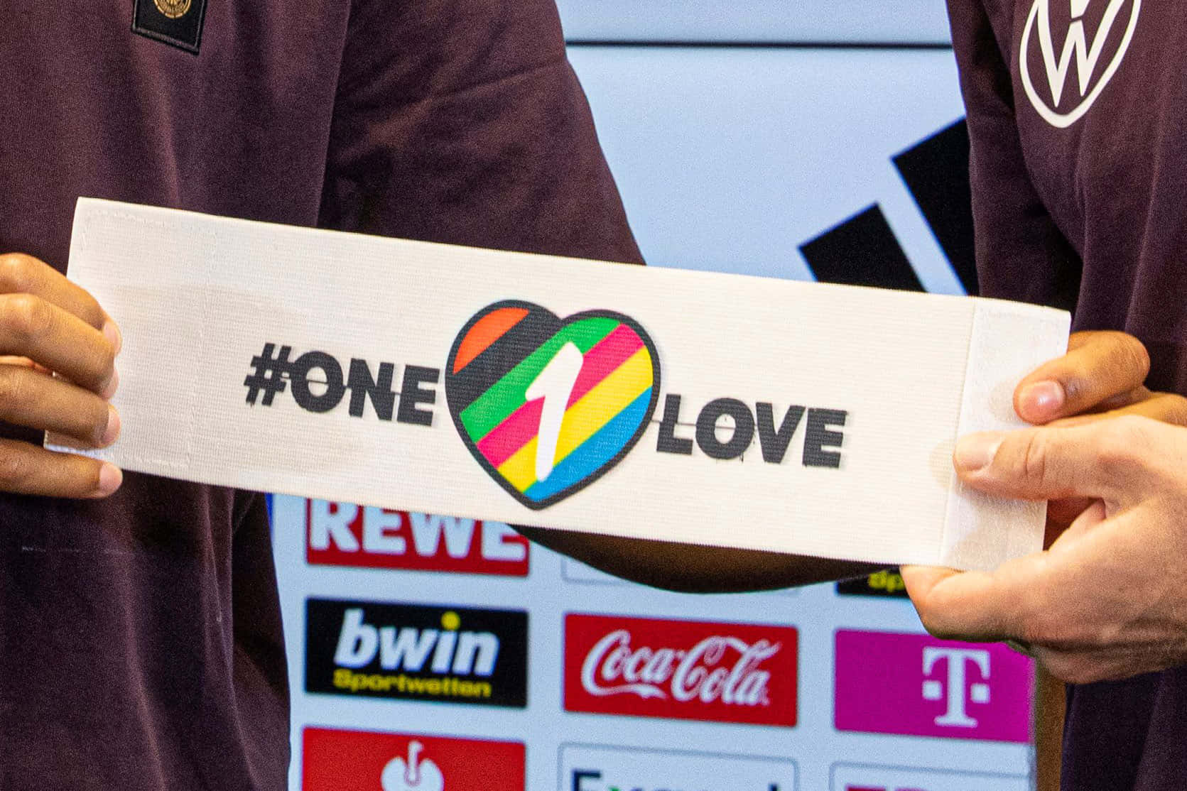 One Love Captain Armband Support Wallpaper