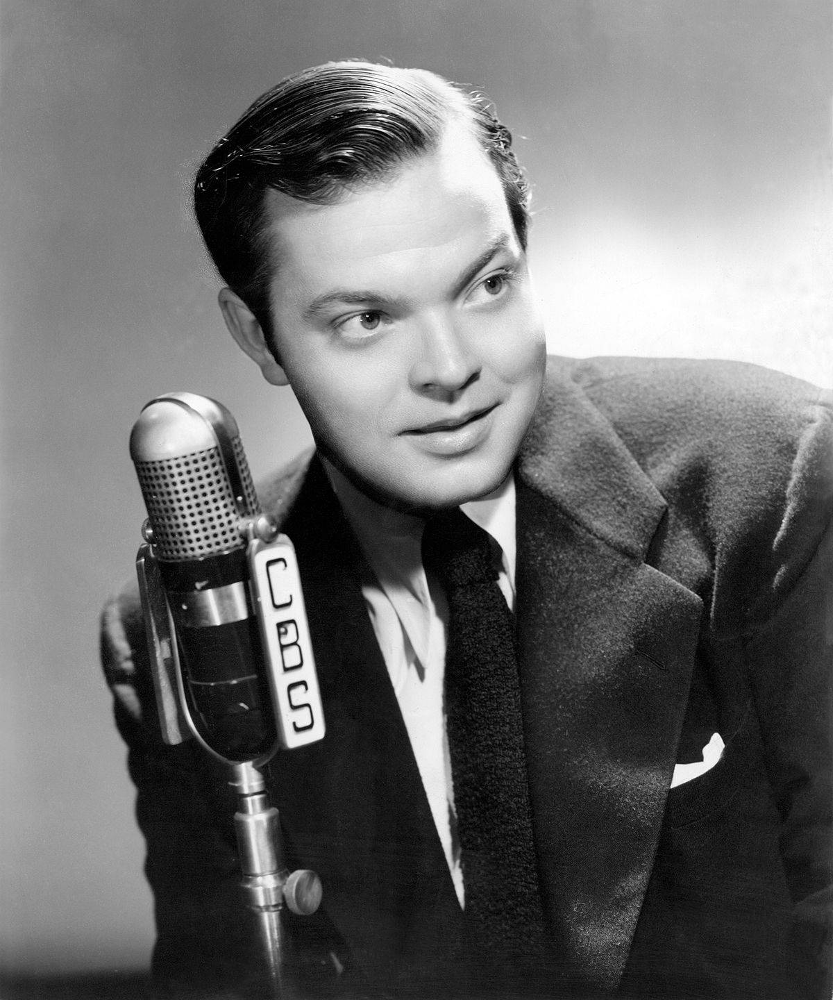 Orson Welles With A Cbs Microphone Wallpaper