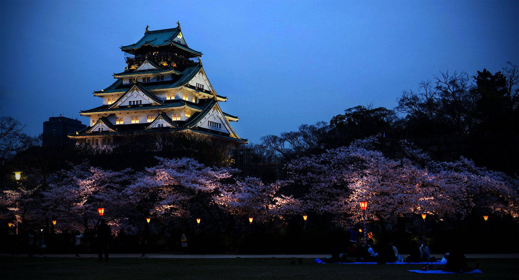 Osaka Castle Lamp Posts Wallpaper