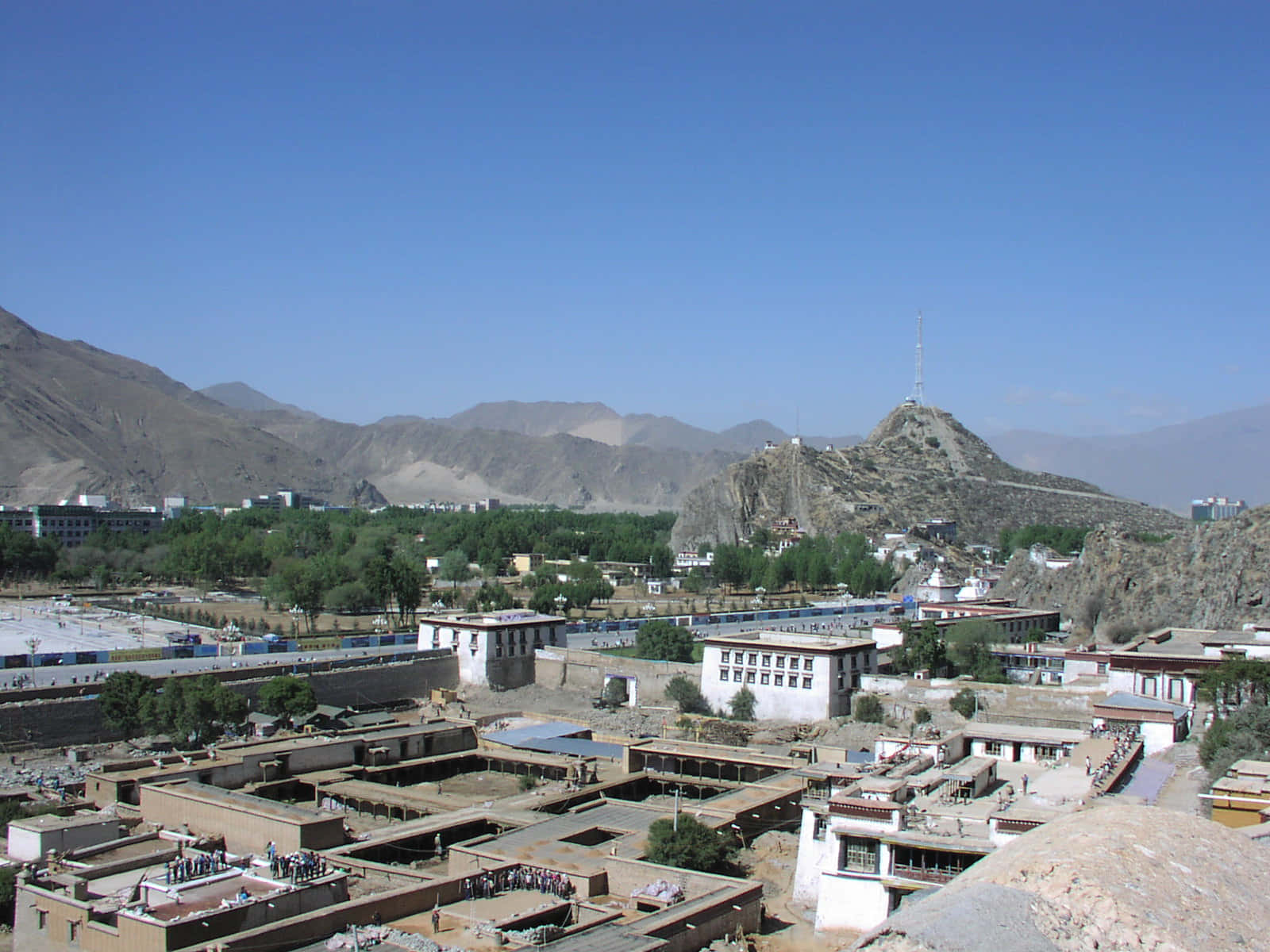 Overview Of The Buildings In Lhasa Wallpaper