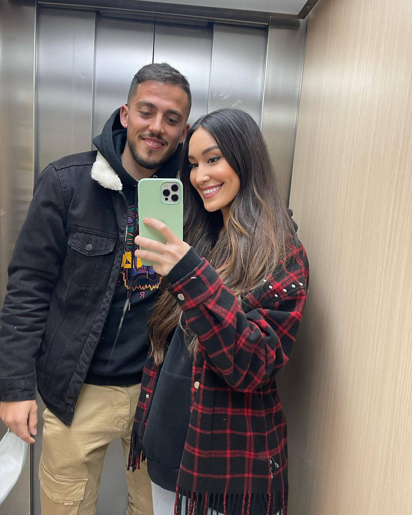 Pablo Fornals Snapping An Elevator Selfie Wallpaper