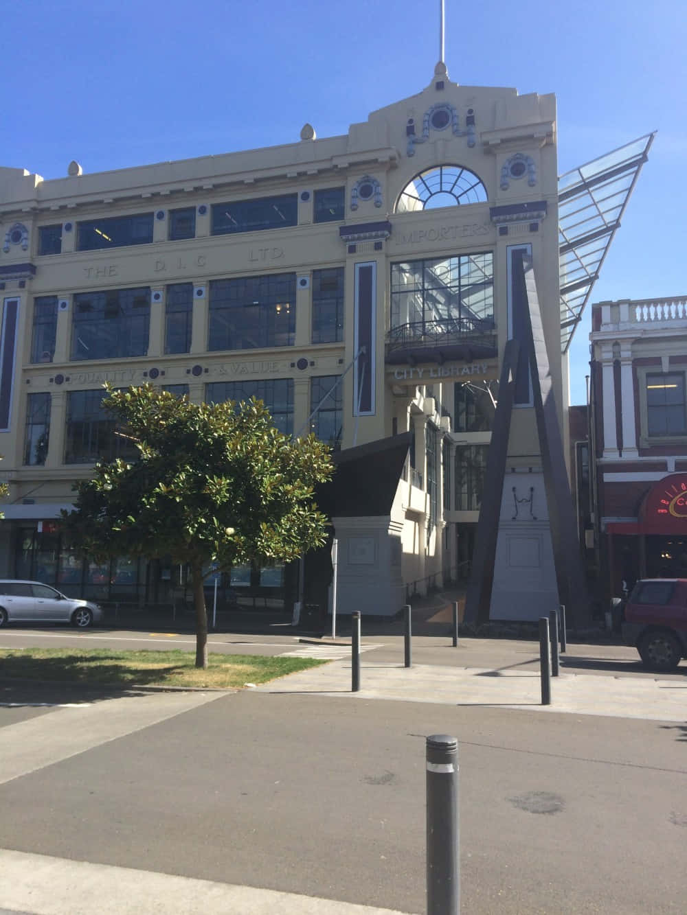 Palmerston North Historic Buildingand Sculpture Wallpaper