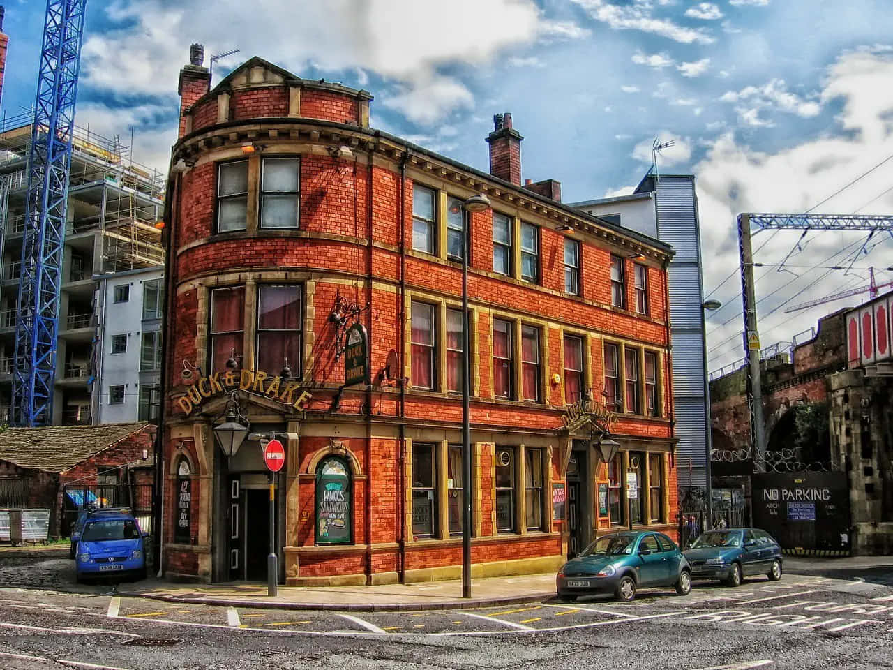 Panoramic View Of The Vibrant City Of Leeds, Uk Wallpaper