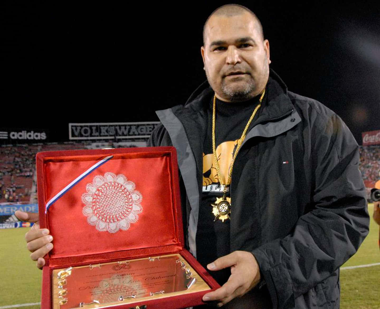 Paraguayan Legend Jose Luis Chilavert Holding Arsenio Erico Medal Wallpaper