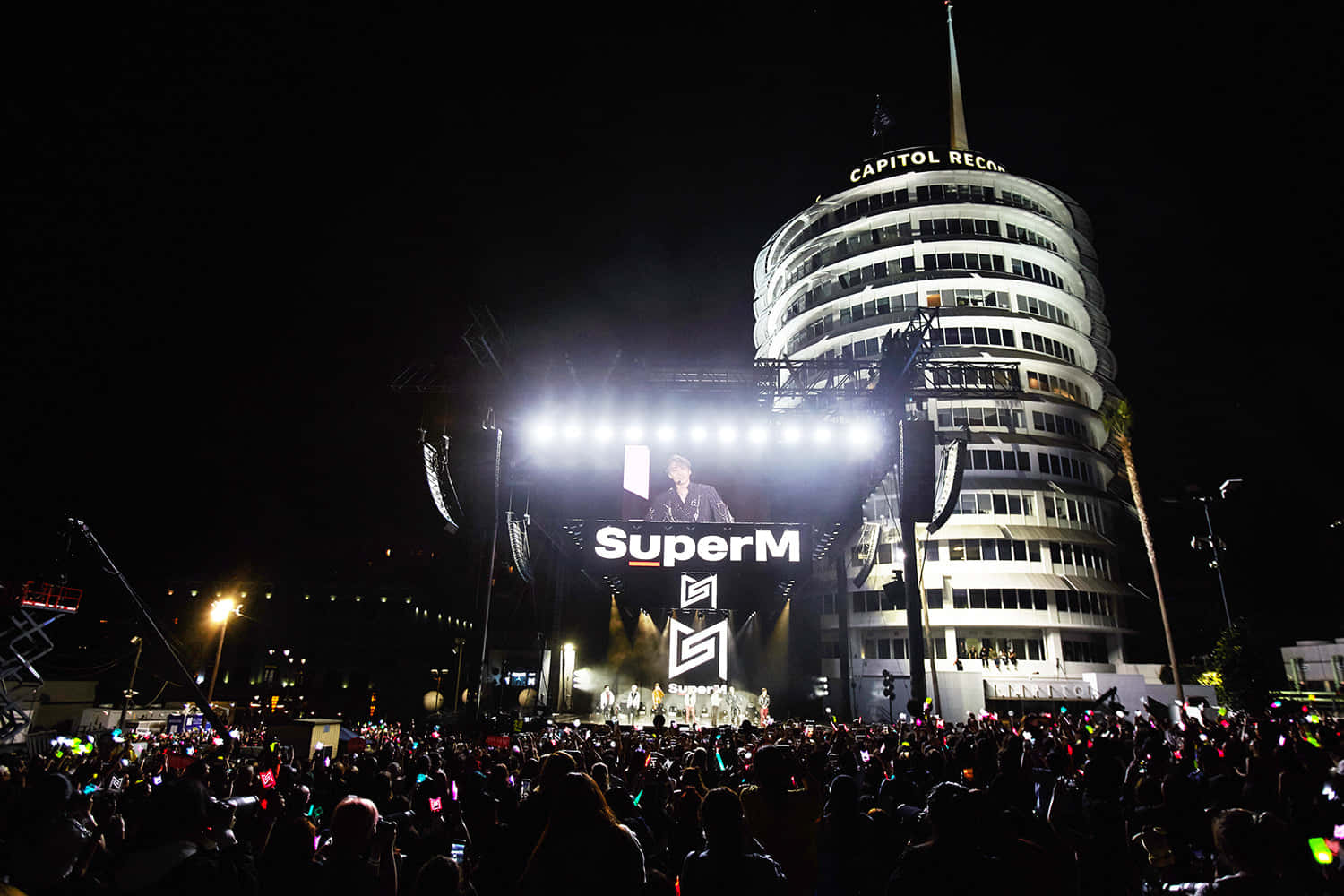 Party At The Ground Floor Of The Capitol Records Building Wallpaper