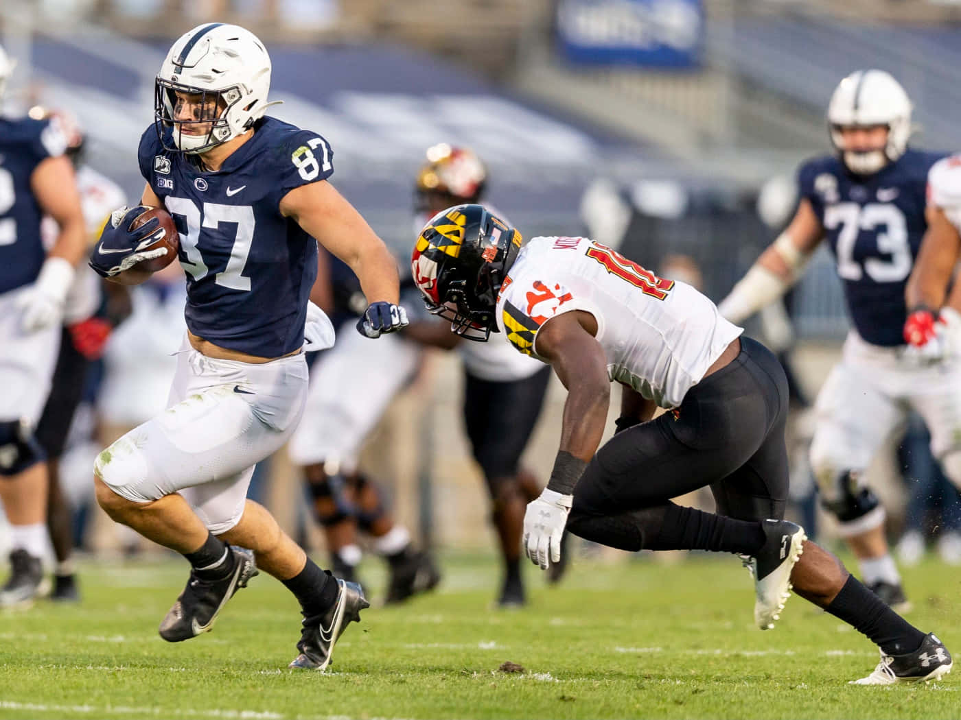 Pat Freiermuth Evading Tackle During Game Wallpaper