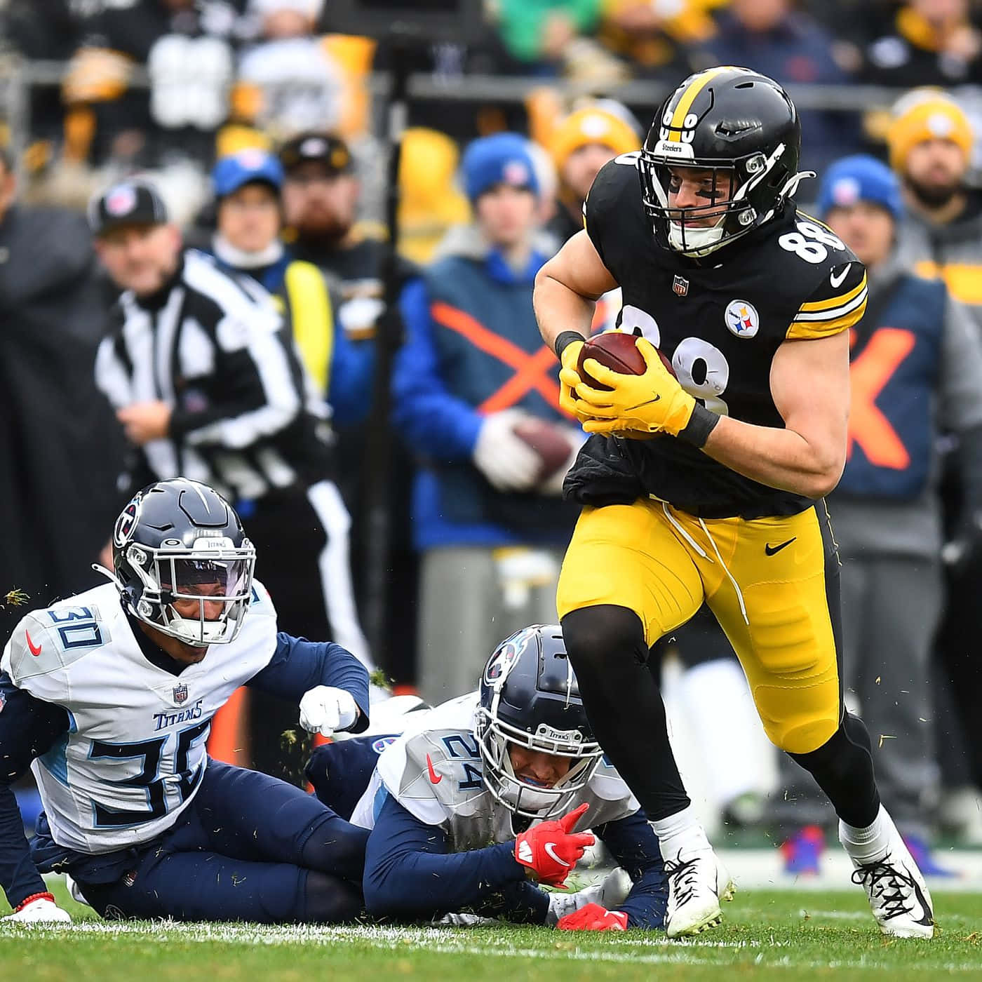 Pat Freiermuth Evading Tackles During Game Wallpaper