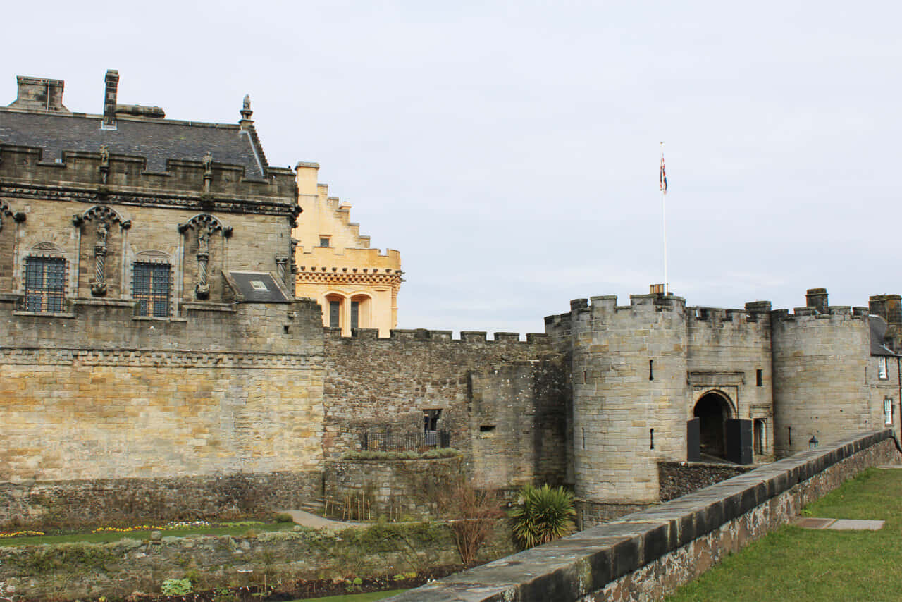 Pathway To Sterling Castle Wallpaper