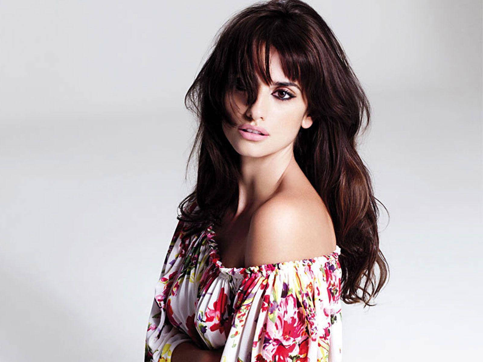 Penelope Cruz Floral Dress Wallpaper