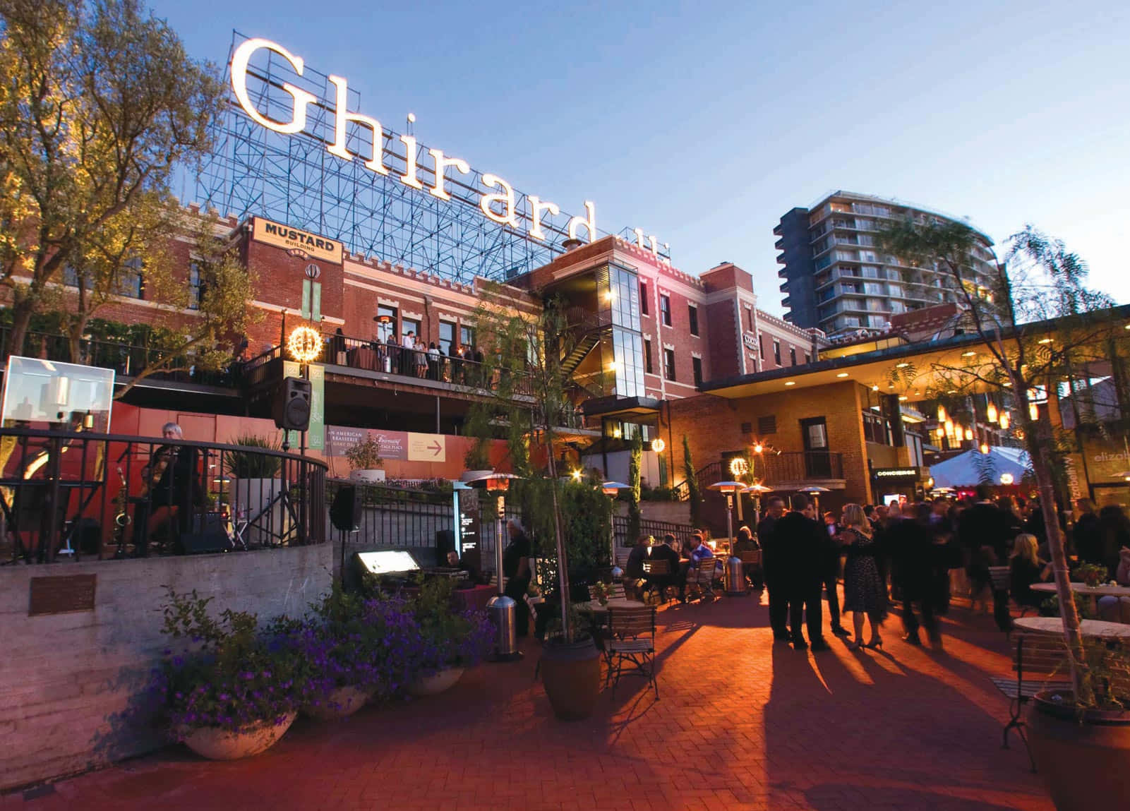 People At Ghiradelli Square Afternoon Wallpaper