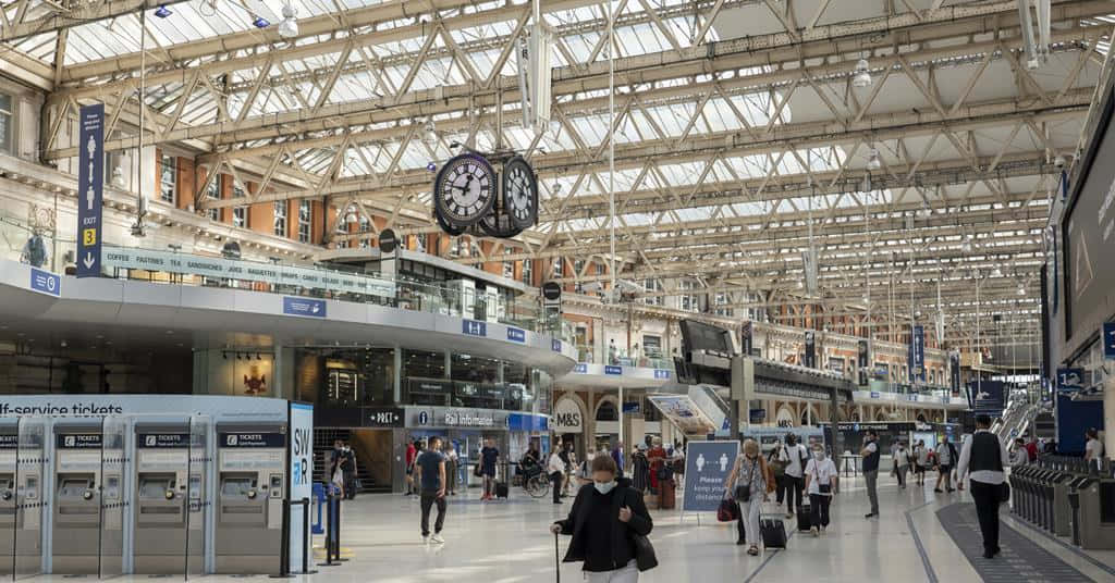 People At Waterloo Station With Clock Wallpaper