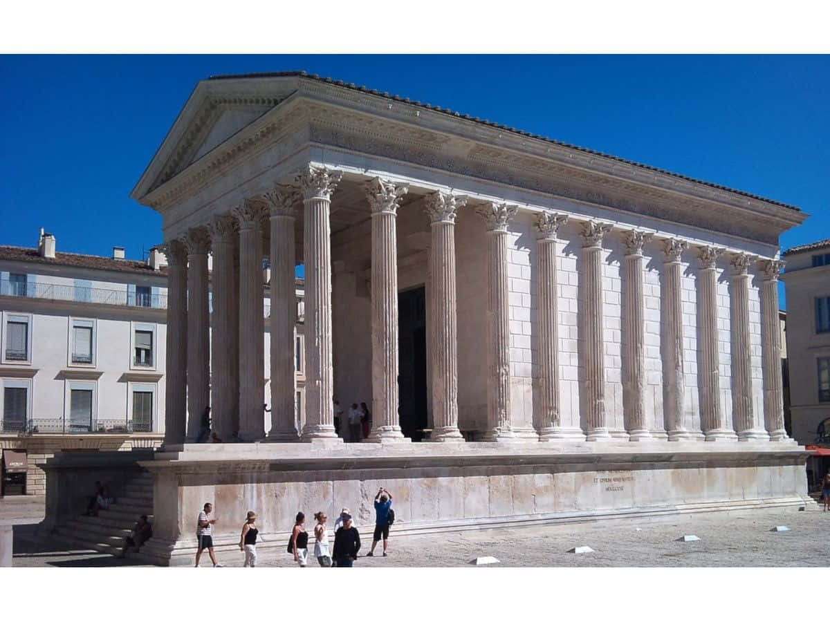 People Beside The Maison Carrée Wallpaper