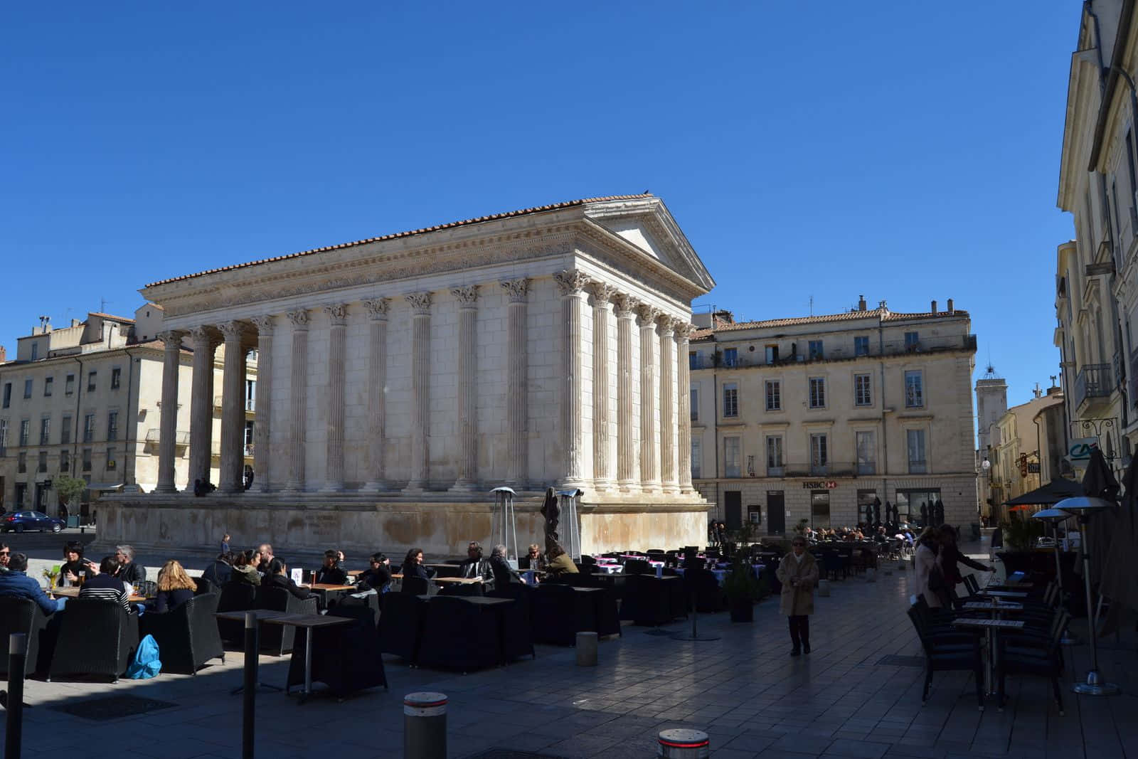 People Seated Behind Maison Carrée Wallpaper