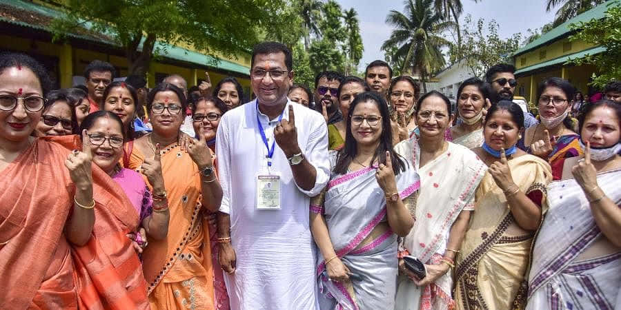 People Showing Their Fingers With Indelible Ink Wallpaper