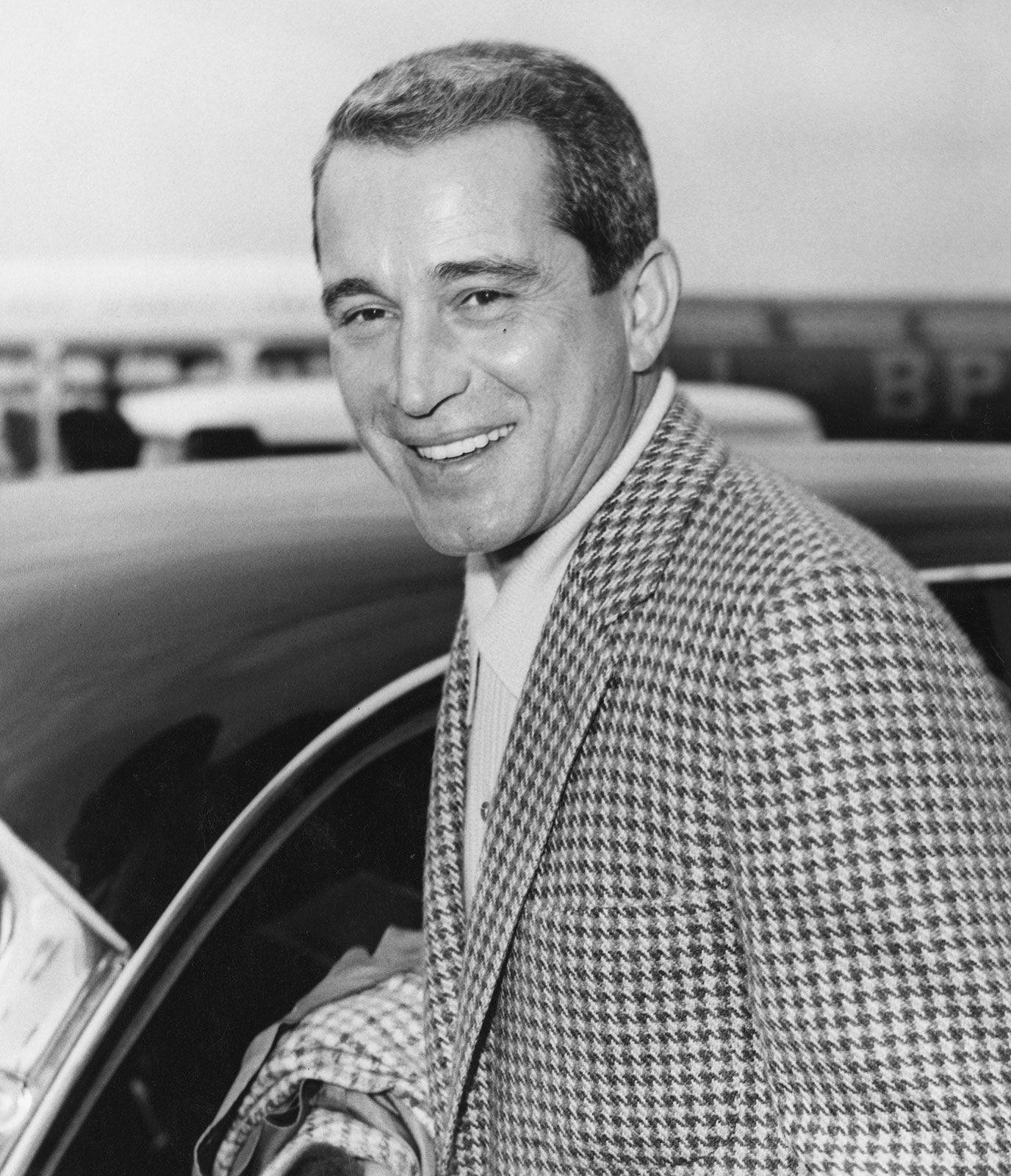 Perry Como In His Prime Years As An American Singer Wallpaper