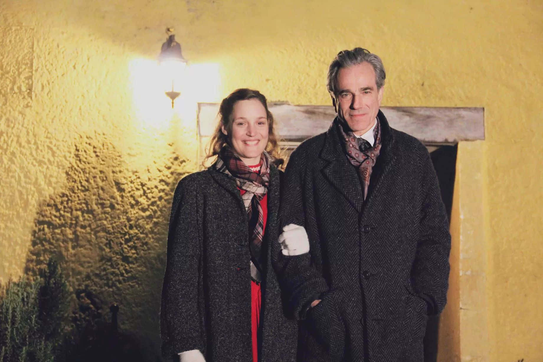 Phantom Thread Couple Outdoors Night Wallpaper