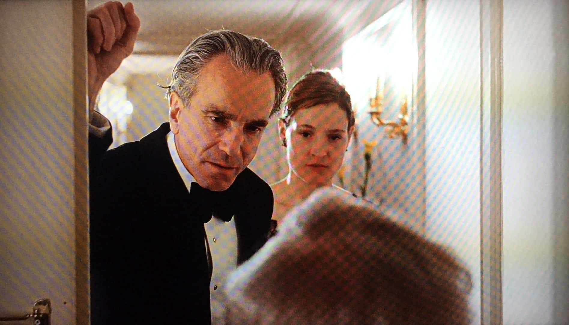 Phantom Thread Intense Glance Wallpaper