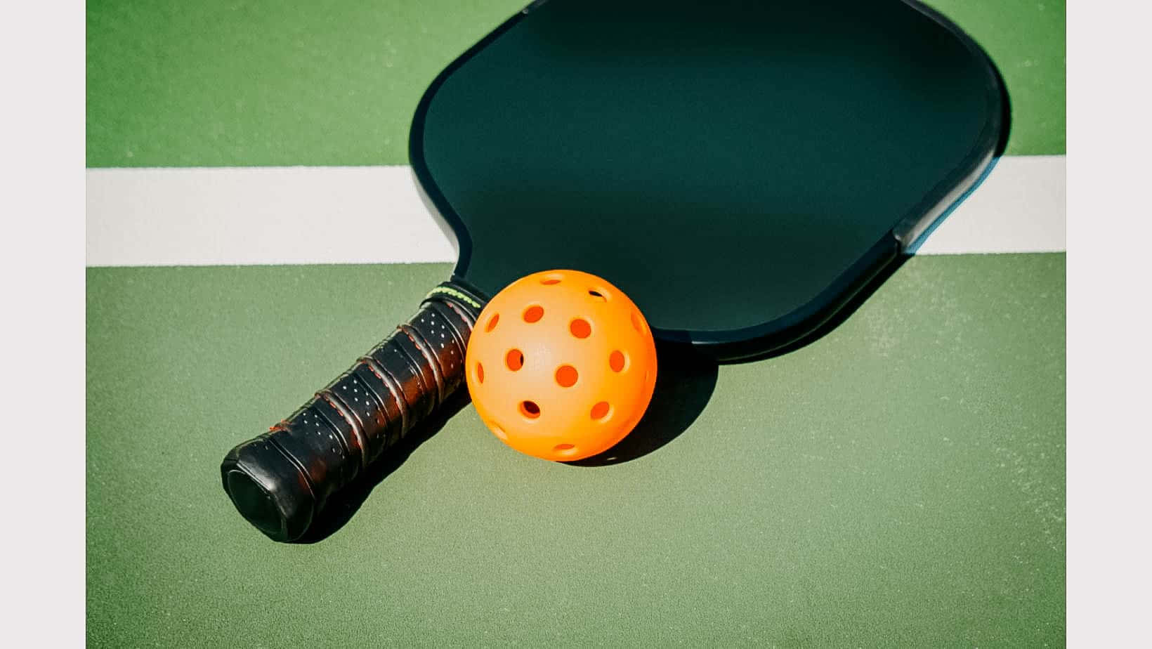 Pickleball Paddleand Ballon Court Wallpaper