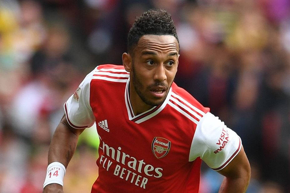 Pierre-emerick Aubameyang Leaning Forward Wallpaper