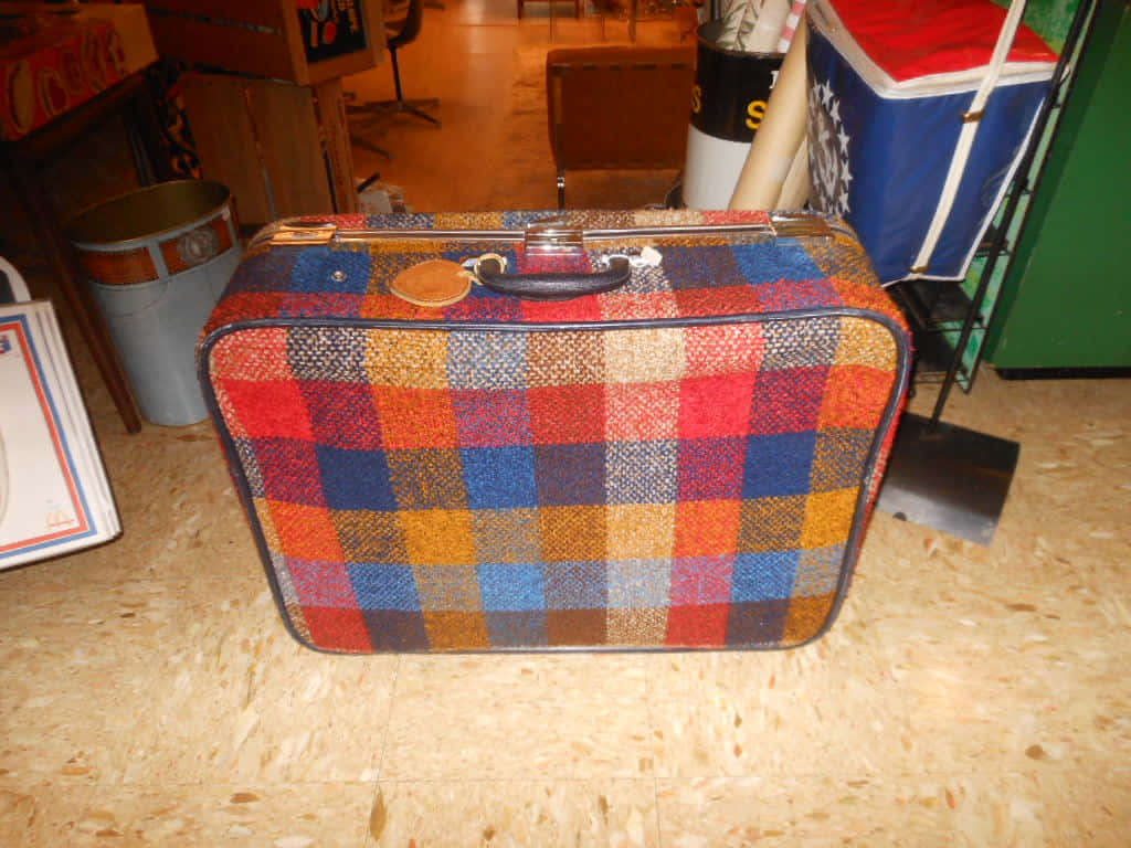 Plaid Vintage Suitcase Wallpaper