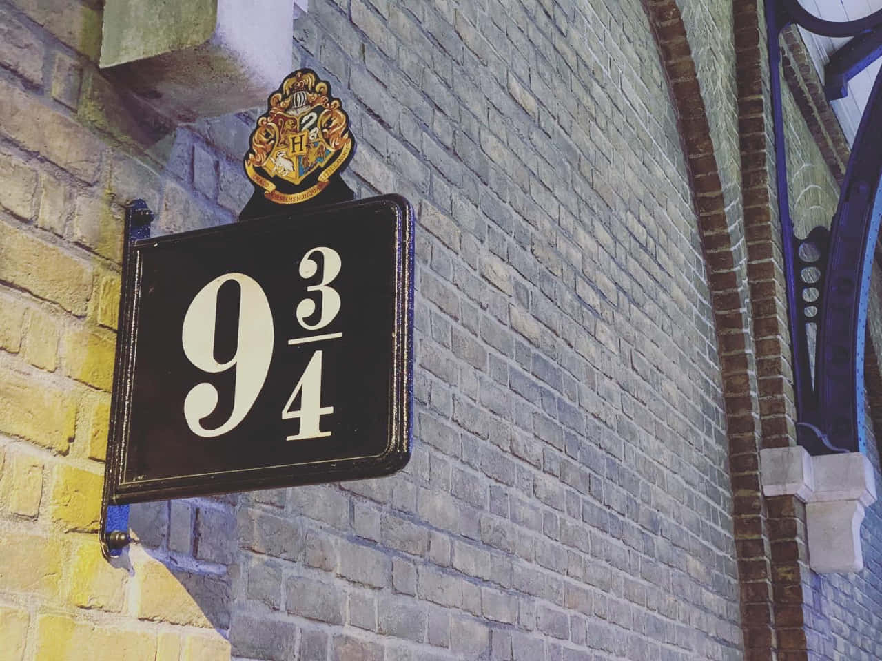 Platform 9 ¾ At King's Cross Station Wallpaper