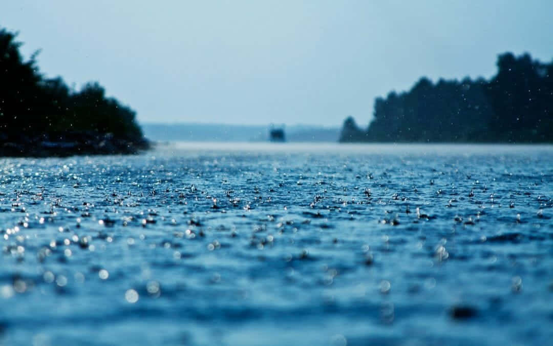 Playful Raindrops On A Grey-and-white Desktop Wallpaper