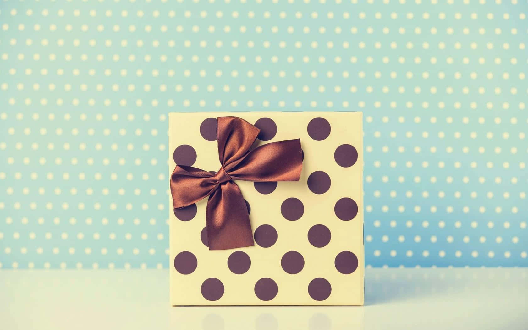 Polka Dot Giftwith Satin Bow Wallpaper