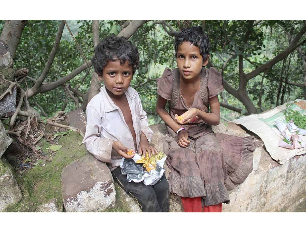 Poor Kids Eating Beside The Road Wallpaper