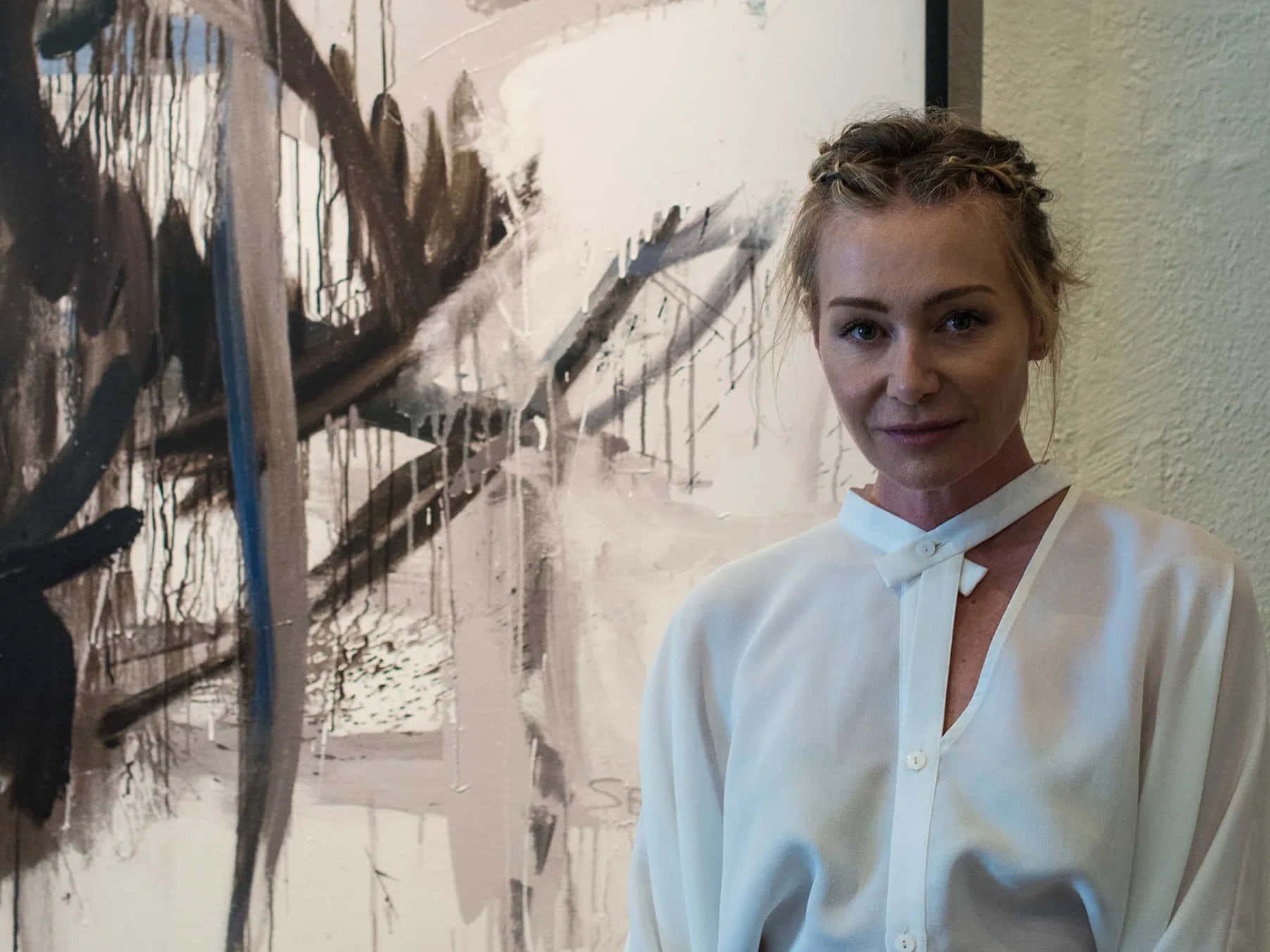 Portia De Rossi Art Gallery Visit Wallpaper