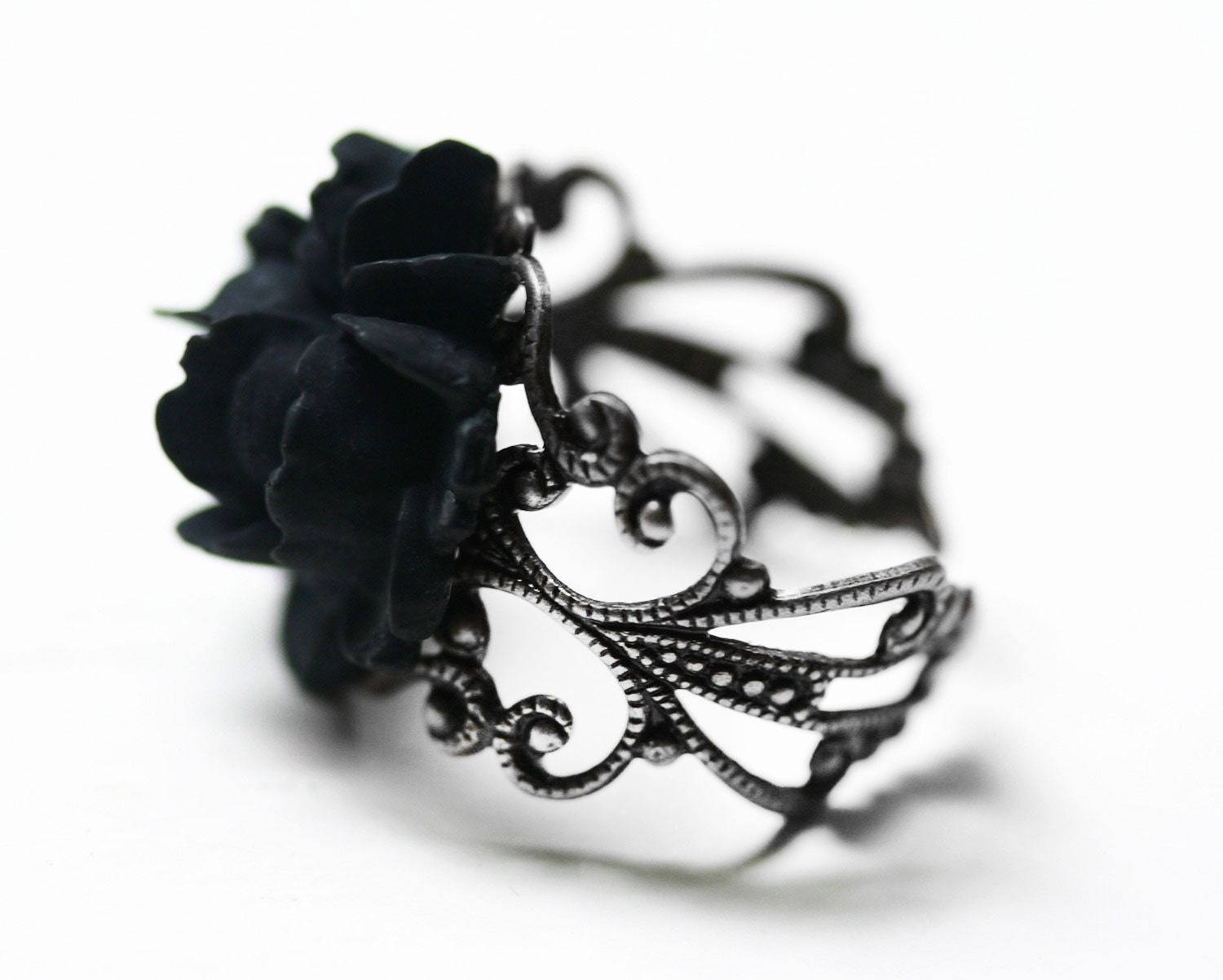 Pretty Black Rose Ring Wallpaper