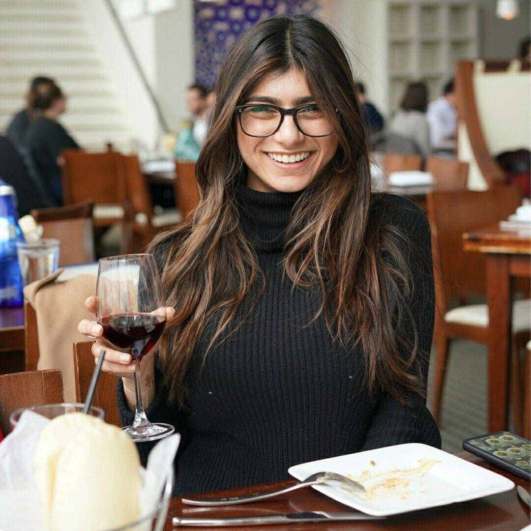 Pretty Woman Mia Khalifa Wallpaper