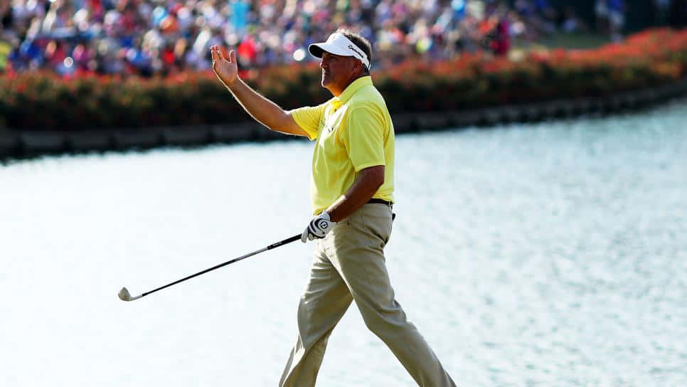 Professional Golfer Ken Duke Chipping At The Golf Course Wallpaper