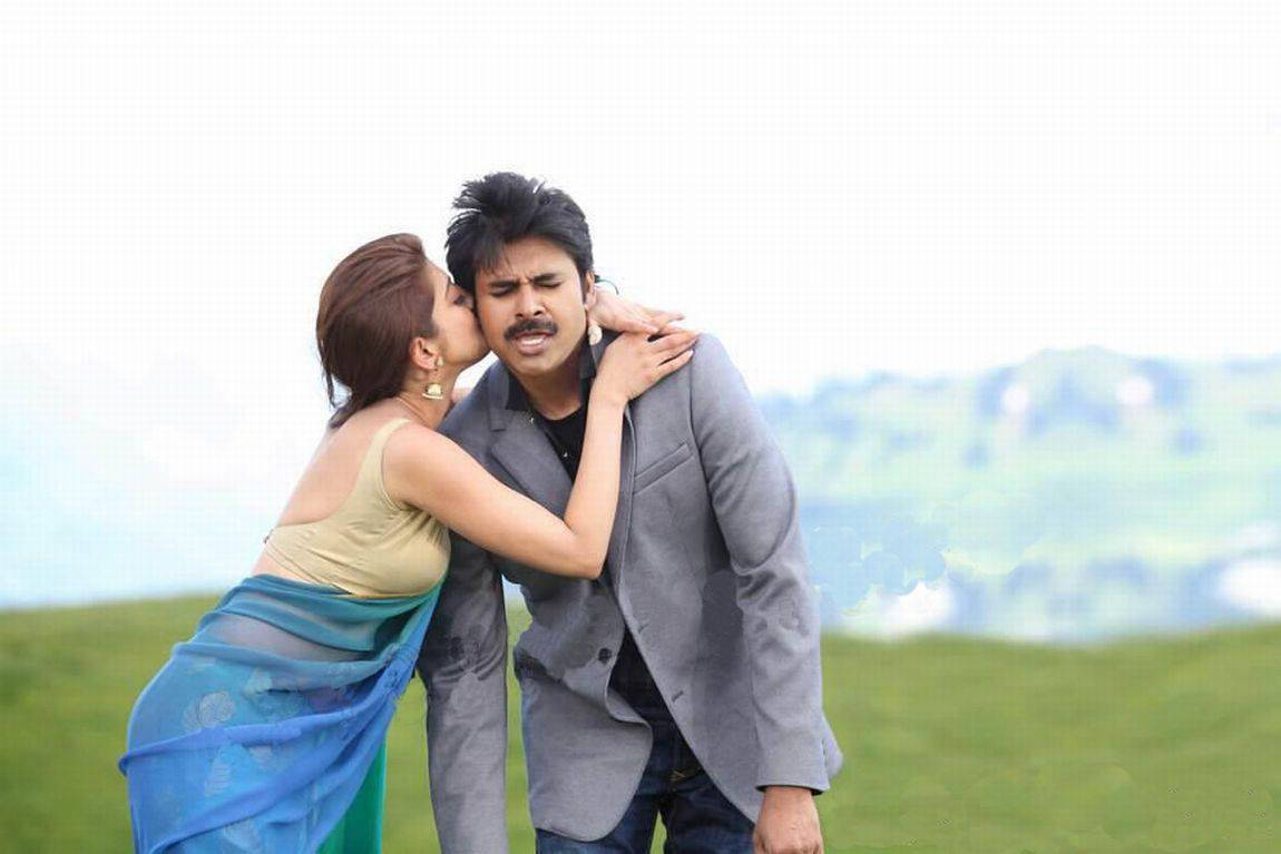 Pspk Pranitha Subhash Cheek Kiss Wallpaper