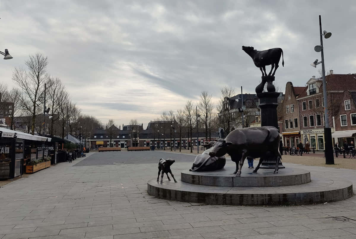 Purmerend Market Square Statues Wallpaper