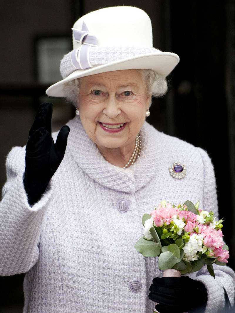 Queen Elizabeth Crochet Dress Wallpaper