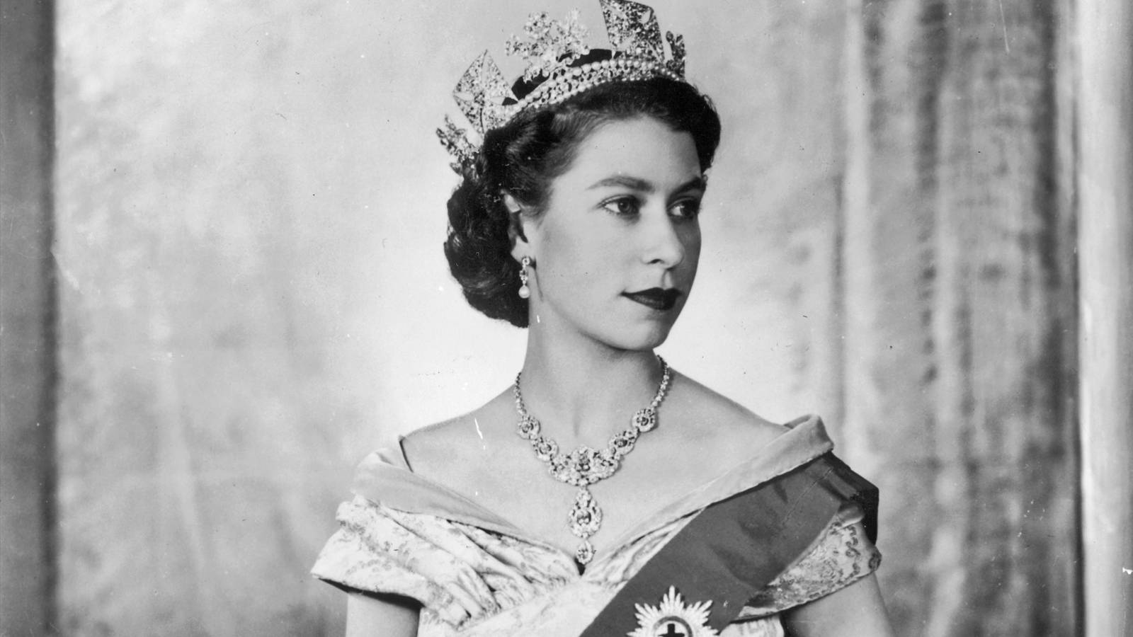 Queen Elizabeth Younger Years Wallpaper