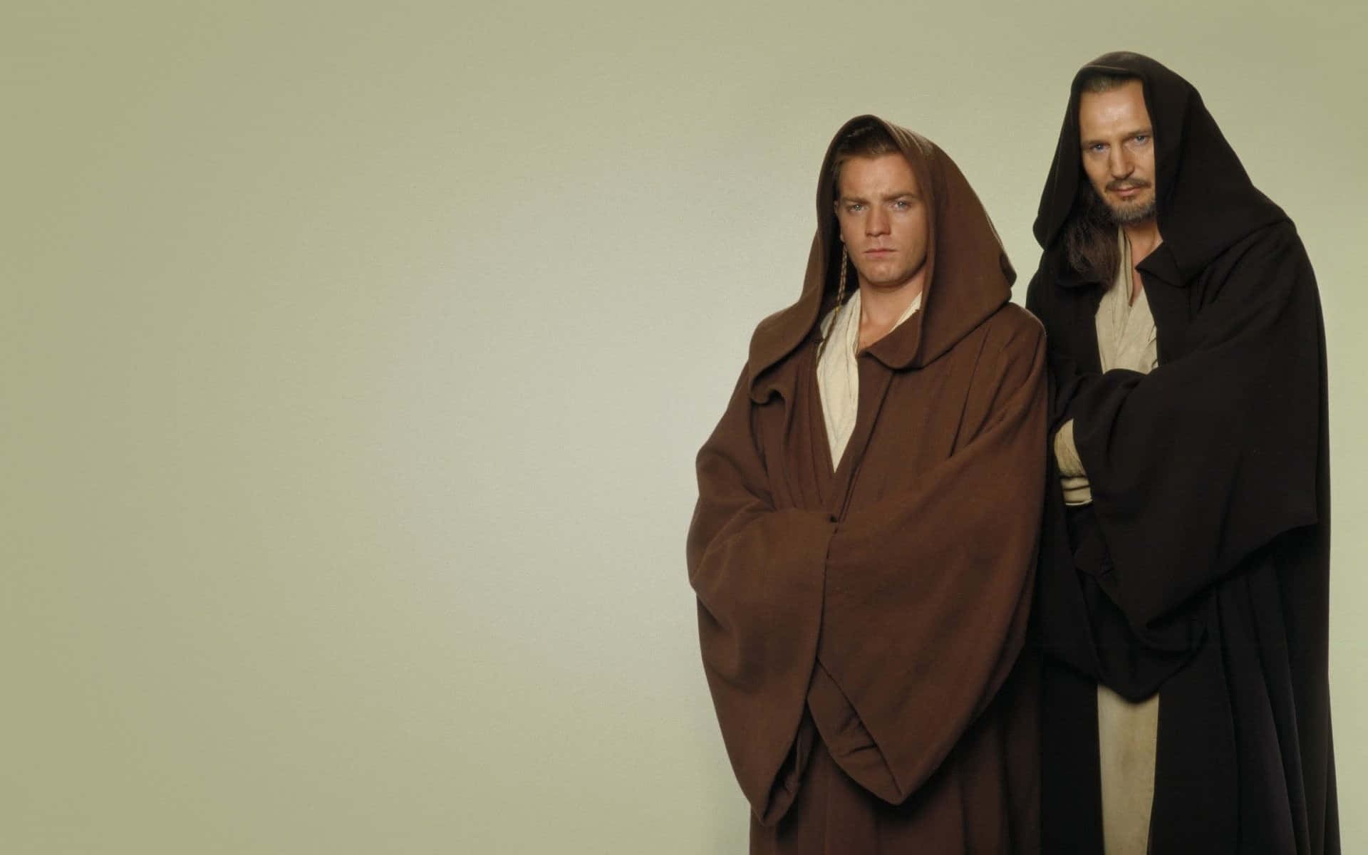 Qui-gon Jinn, Master Jedi In Action Wallpaper