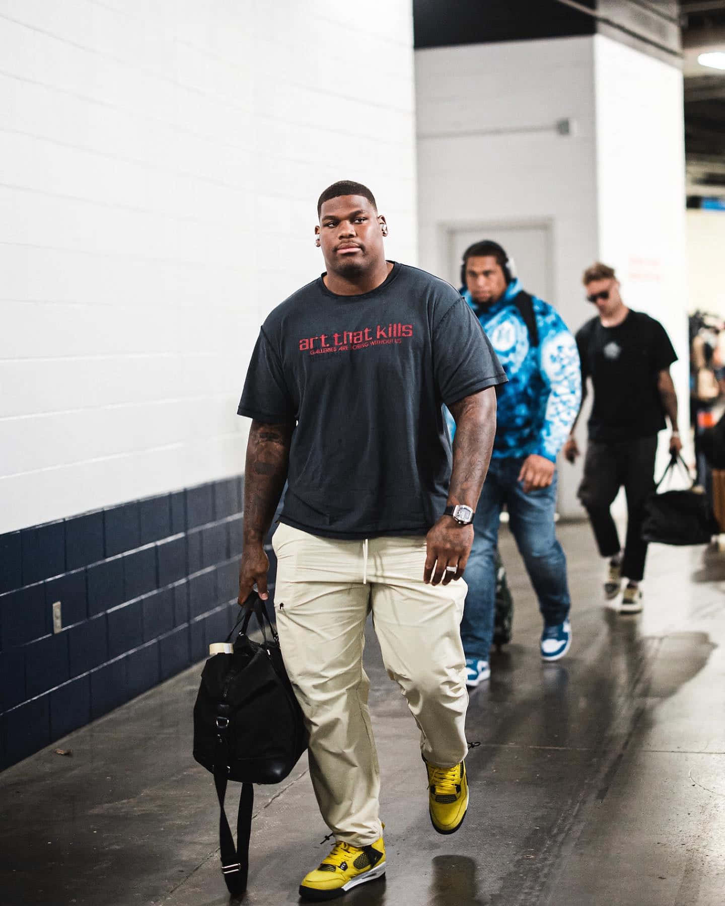 Quinnen Williams Casual Walk Wallpaper