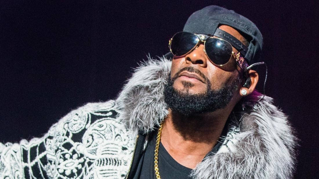 R. Kelly, The American Singer, Flaunting His Unique Swagger Look Wallpaper