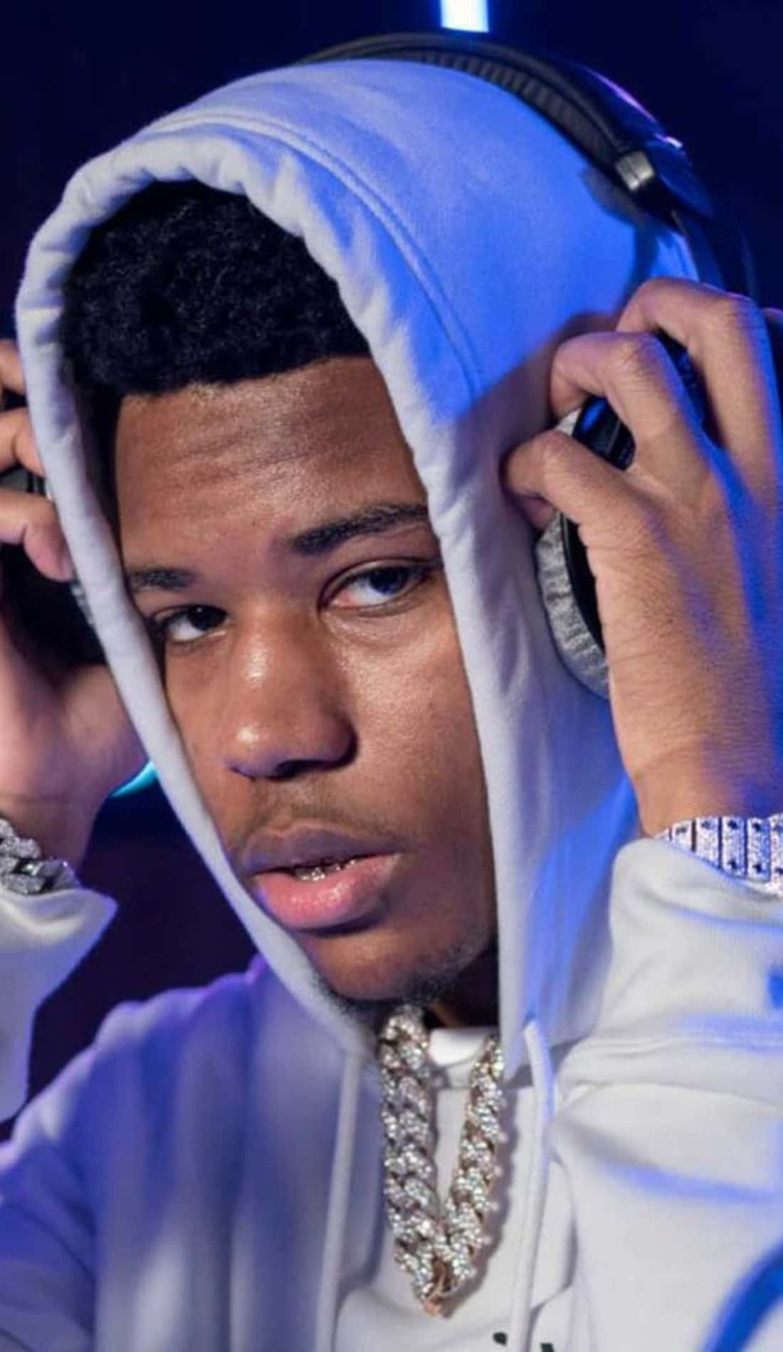 Rapper With Headphonesand Hoodie Wallpaper