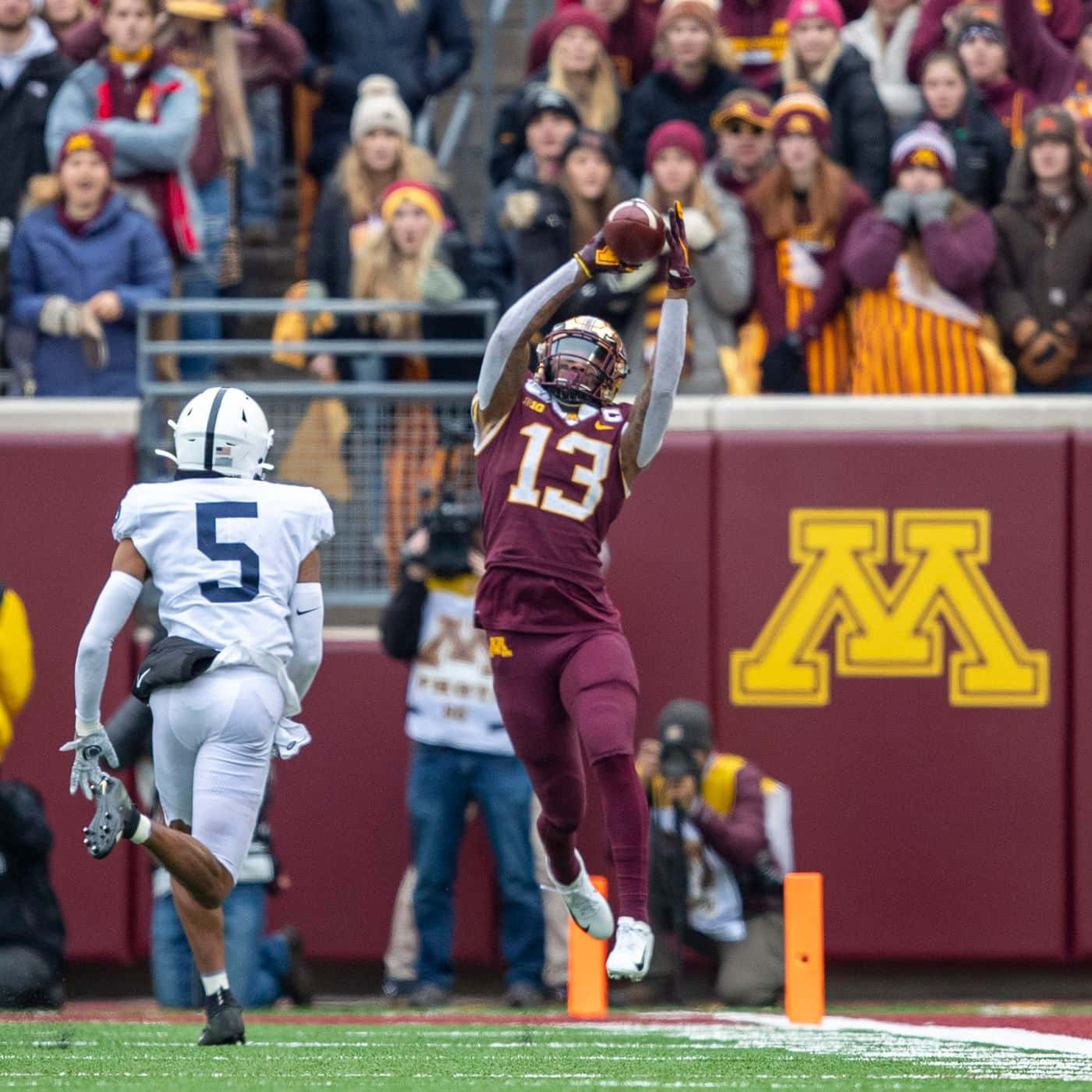 Rashod Bateman Catching Football Game Wallpaper