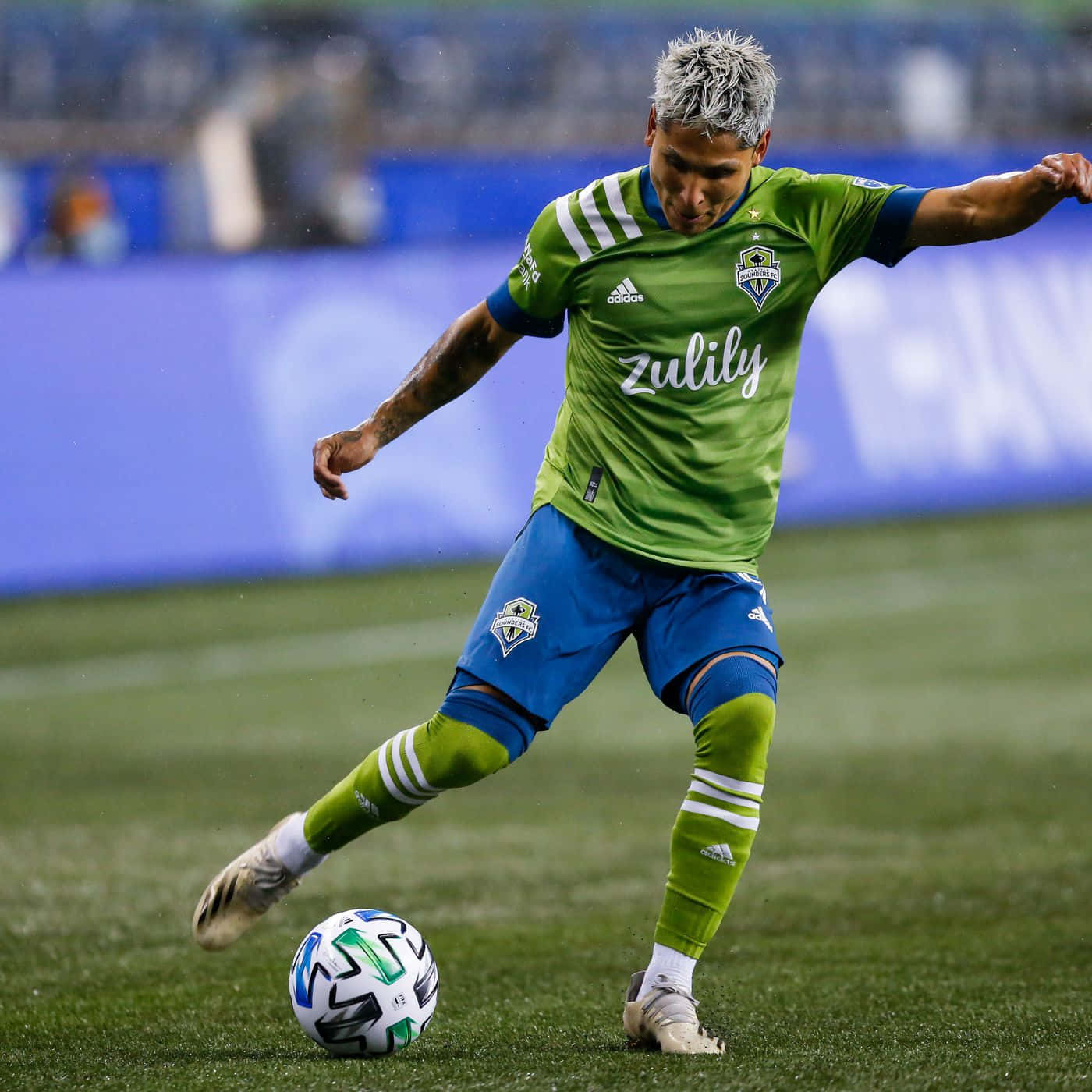 Raul Ruidiaz Wearing Green Zulily Jersey Wallpaper