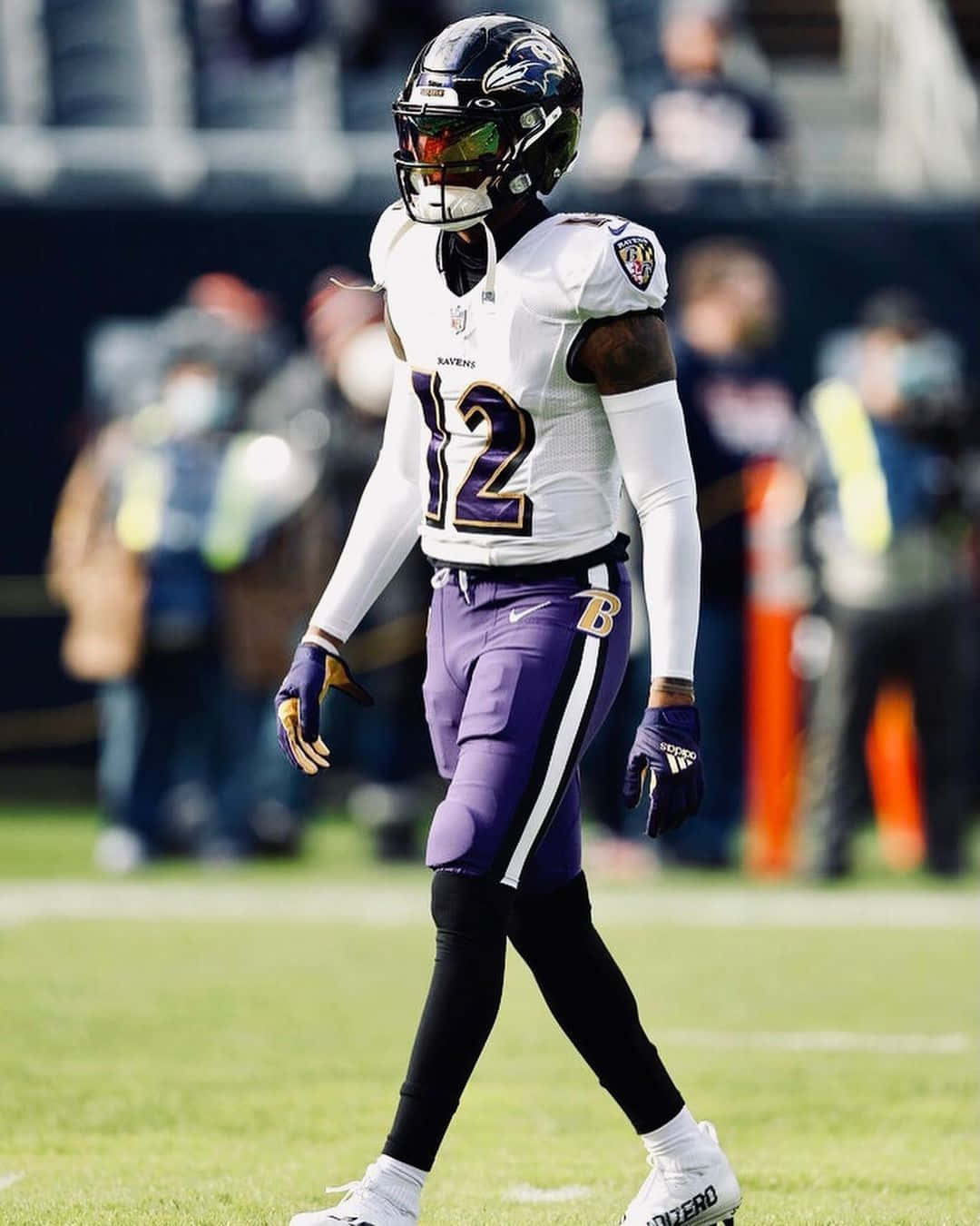 Ravens Player Bateman12 Walkingon Field Wallpaper