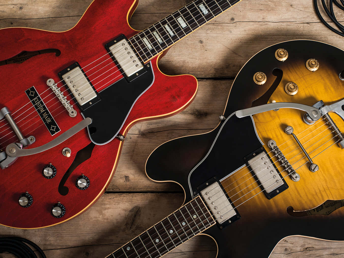 Red And Yellow Gibson 335 Wallpaper