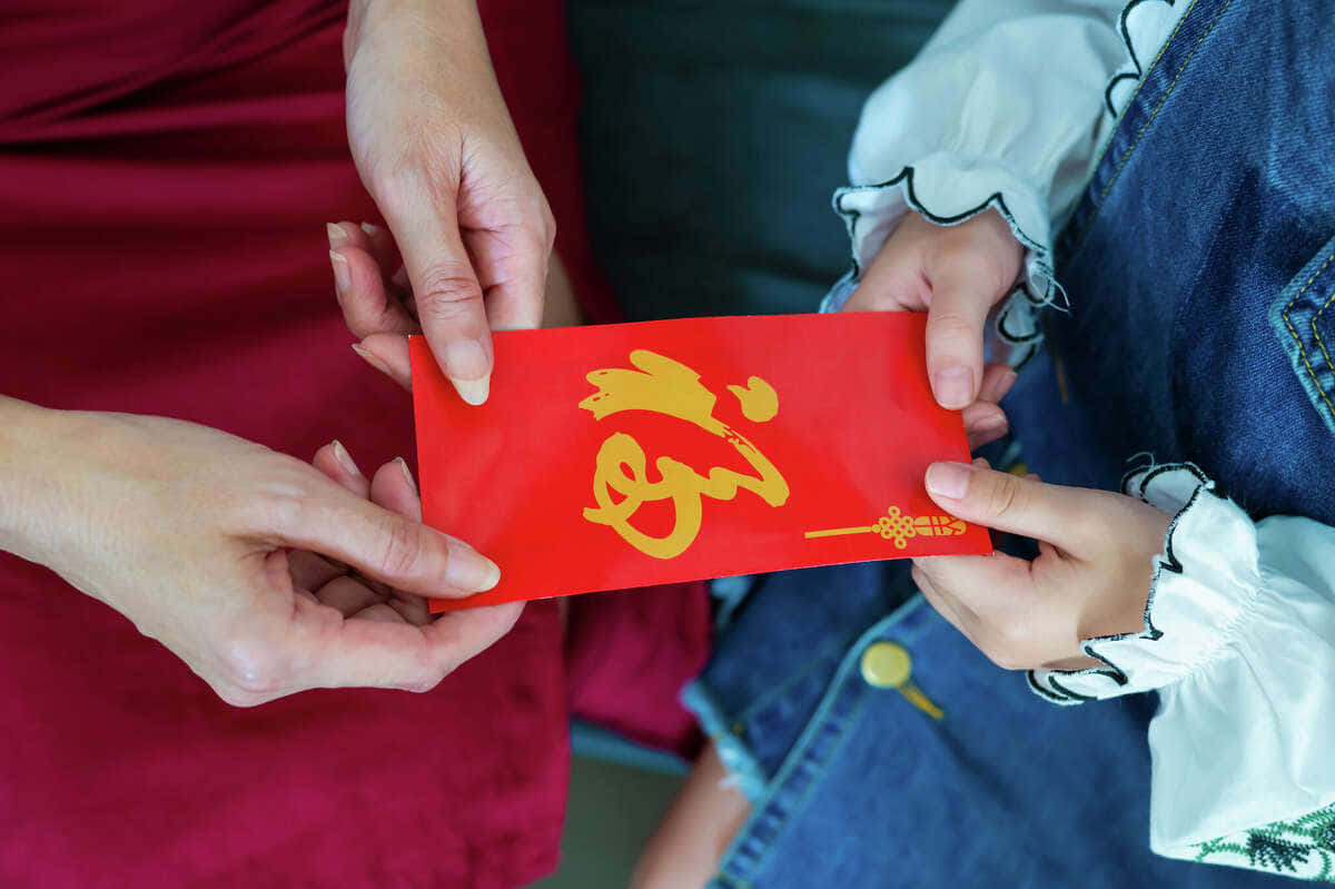 Red Envelope With Golden Patterns Wallpaper