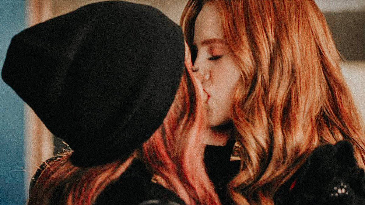 Redhead Girls Kissing Wallpaper