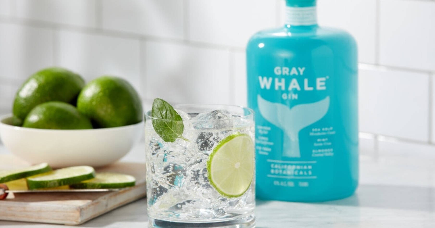 Refreshing Gray Whale Gin And Lemon Mix Drink Wallpaper