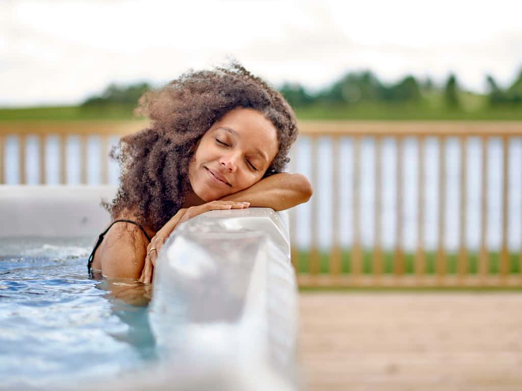 Relaxing Momentin Hot Tub Wallpaper