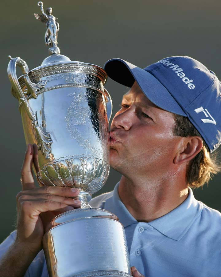 Retief Goosen Kisses His Trophy Wallpaper